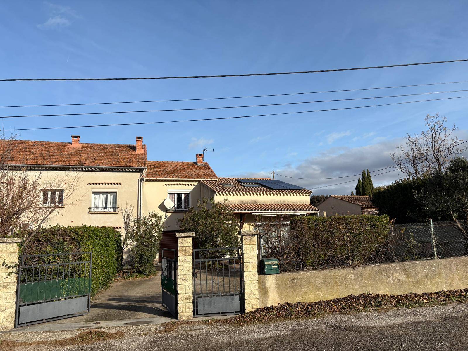 rénovation énergétique avec panneaux solaires certifiés qualipv et micro-onduleurs pour autoconsommation et revente de surplus énergétique Nîmes vers Arles 