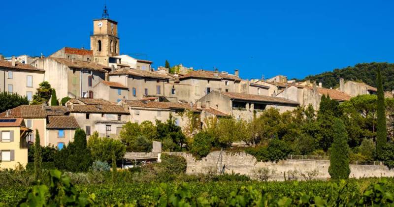 Toiture viticole équipée de panneaux solaires à Sablet