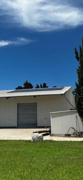 Toiture solaire installée pour une TPE à Caromb