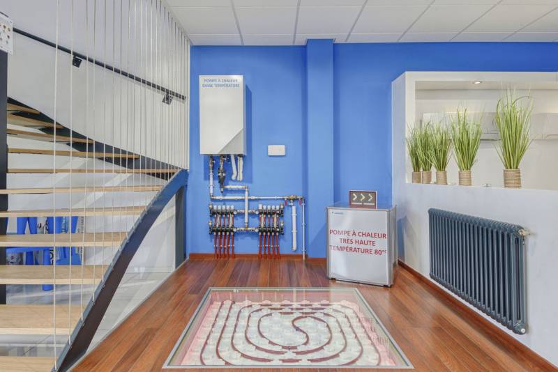 Villa contemporaine avec toiture plate équipée de panneaux solaires à Orange