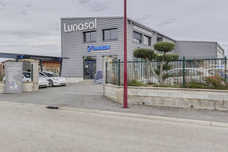 Borne double installée sur parking de grande surface à Montélimar