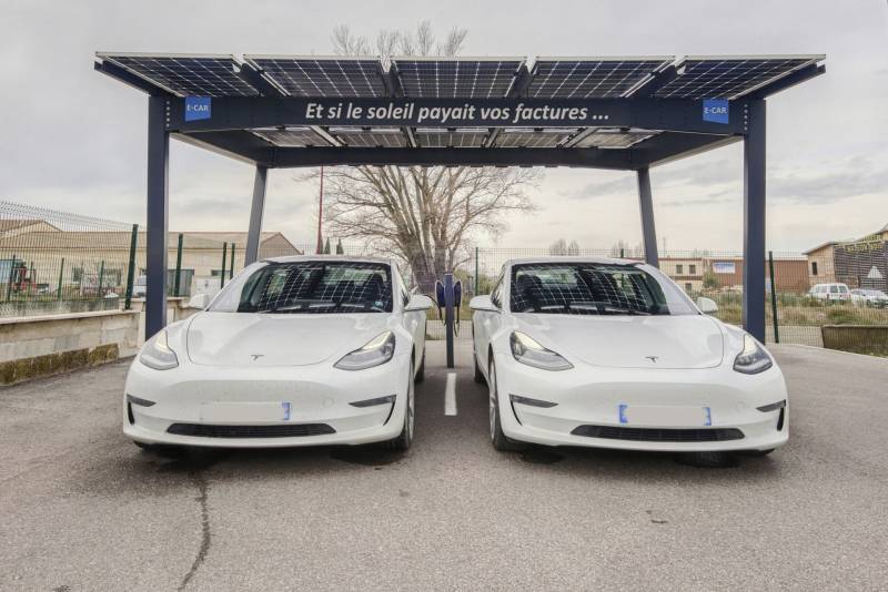 Carport solaire design en aluminium installé chez un particulier à Carpentras