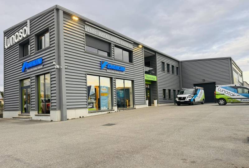 Borne de recharge installée dans une allée privée à Pernes-les-Fontaines