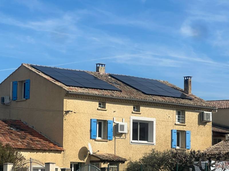 Toiture inclinée avec panneaux solaires à Vaison-la-Romaine