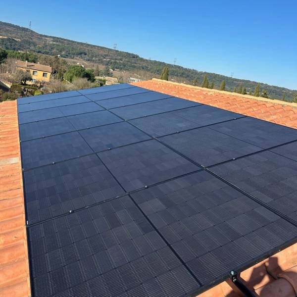 Ombrières photovoltaïques installées sur exploitation viticole près de Nyons