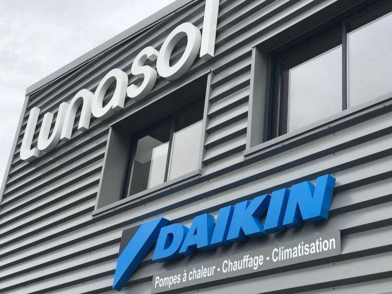 Pergola polycarbonate installée dans un jardin familial à Valréas