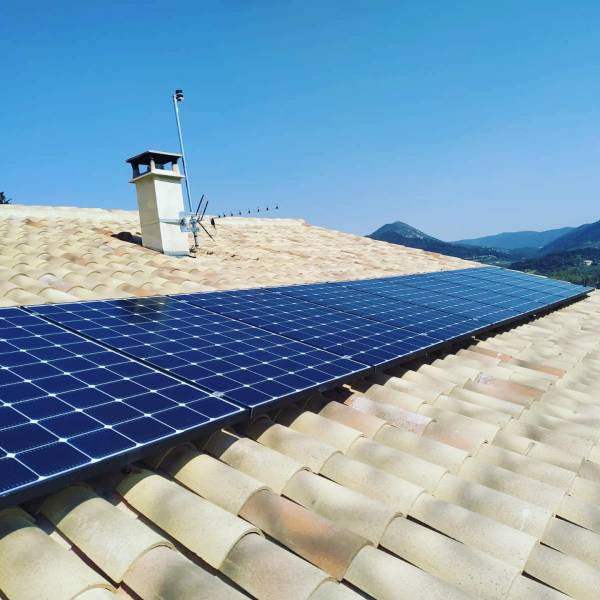 Maison ancienne équipée de panneaux solaires à Nyons