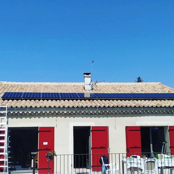 Maison moderne à Nyons intégrant un système solaire résidentiel design par Lunasol