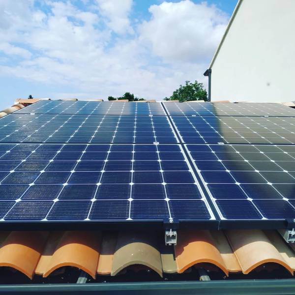 Installation discrète sur toiture provençale dans la Drôme