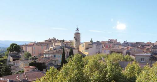 Intégration discrète de panneaux photovoltaïques à Caromb