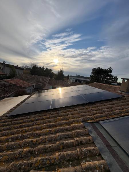 Installation de 12 panneaux solaires MY LIGHT SYTEMS 425WC FULL BLACK avec des Micro-onduleur ENPHASE à Cheval blanc proche de Cavaillon. LUNASOL 84