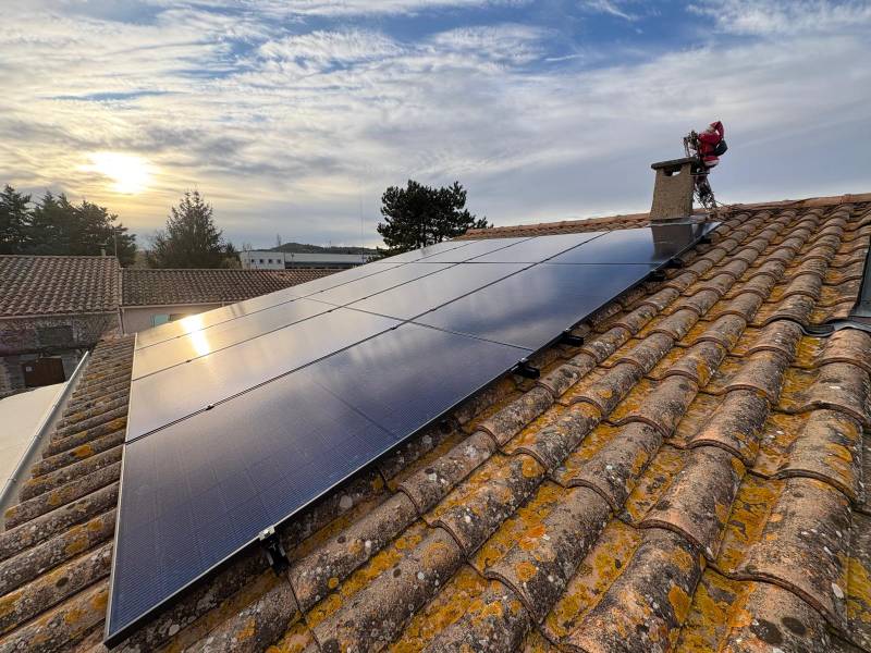 Installation de 12 panneaux solaires MY LIGHT SYTEMS 425WC FULL BLACK avec des Micro-onduleur ENPHASE à Cheval blanc proche de Cavaillon. LUNASOL 84