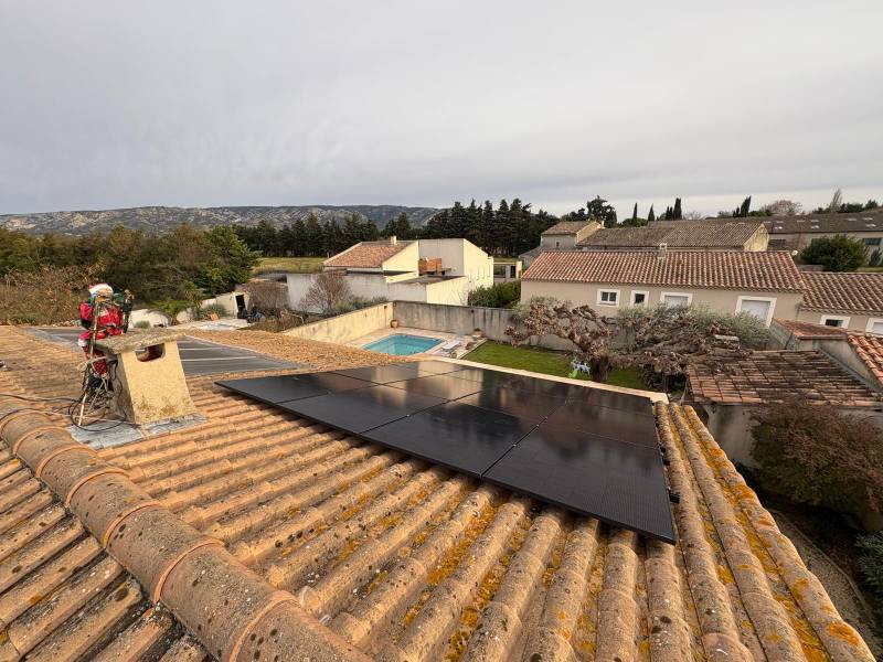 Installation de 12 panneaux solaires MY LIGHT SYTEMS 425WC FULL BLACK avec des Micro-onduleur ENPHASE à Cheval blanc proche de Cavaillon. LUNASOL 84