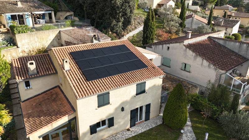 Étude de projet et installation de 18 panneaux solaires 425wc FULL BLACK MY LIGHT + Micro onduleurs ENPHASE sur la commune de NYONS proche de Vaison-la-Romaine