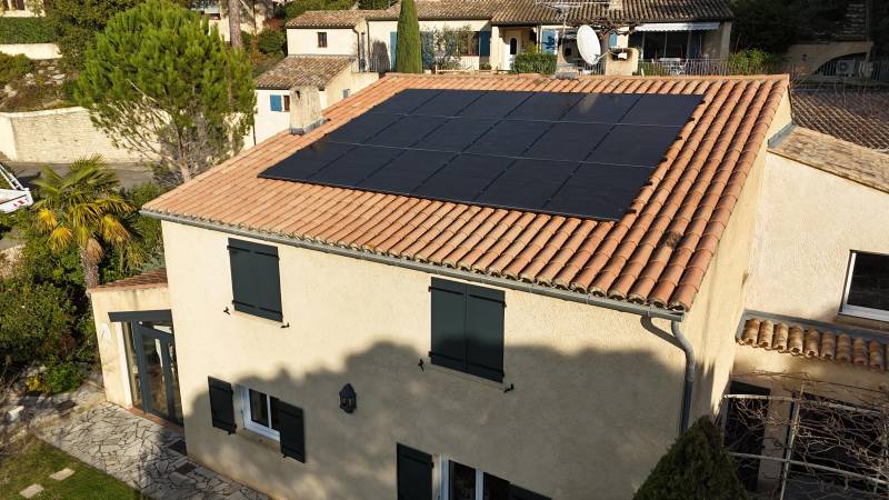 Étude de projet et installation de 18 panneaux solaires 425wc FULL BLACK MY LIGHT + Micro onduleurs ENPHASE sur la commune de NYONS proche de Vaison-la-Romaine