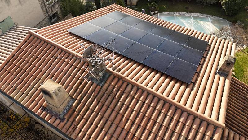 Étude de projet et installation de 18 panneaux solaires 425wc FULL BLACK MY LIGHT + Micro onduleurs ENPHASE sur la commune de NYONS proche de Vaison-la-Romaine