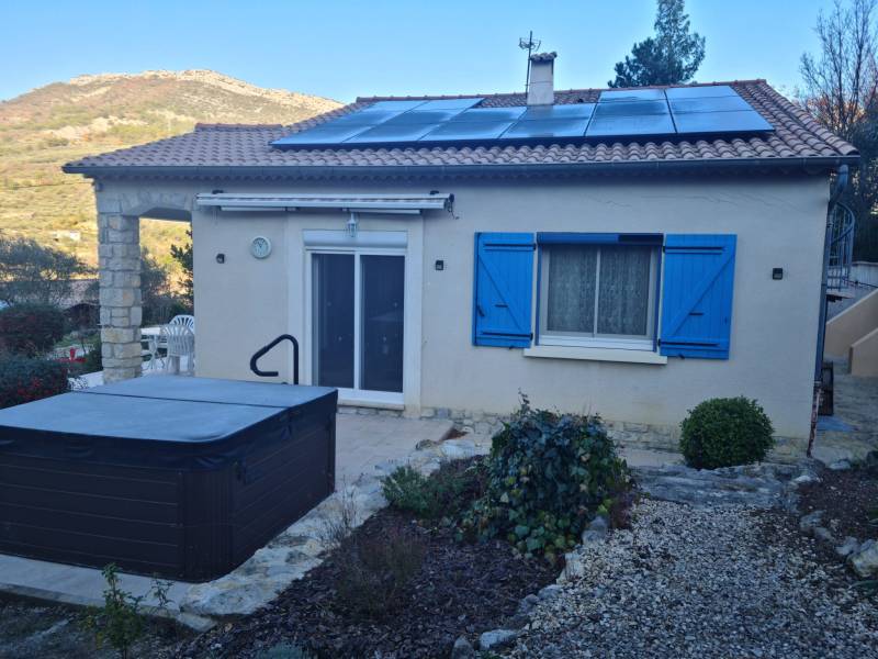 Installation LUNASOL de 16 panneaux solaires de 425 Wc FULL BLACK MY LIGHT SYSTEM + micro-onduleurs ENPHASE, sur la commune de Buis les Baronnies proche de Nyons.