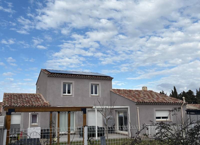 Installation de panneaux photovoltaïques et batterie virtuelle à Isle-sur-la-Sorgue par Lunasol.