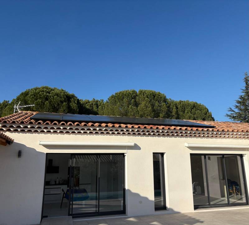 Rajout de panneaux photovoltaïques à Vaison-la-Romaine ( 84) par Lunasol.