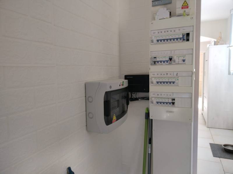 Installation de panneaux photovoltaïques full black Mylight 425 wc avec micro-onduleurs Enphase IQ8HC à Taulignan