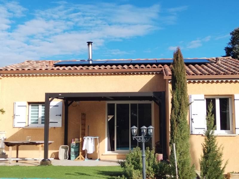 Toiture résidentielle équipée de panneaux solaires dernière génération à Avignon (84)