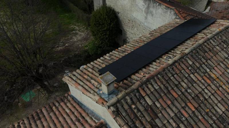 Installation de panneaux photovoltaïques full black Mylight 425 Wc et micro-onduleurs Enphase IQ8HC à Sablet (Vaucluse)