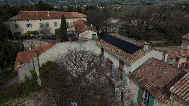 Installation de panneaux photovoltaïques full black Mylight 425 Wc et micro-onduleurs Enphase IQ8HC à Sablet (Vaucluse)