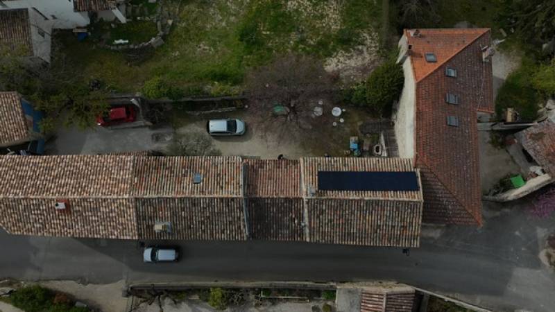 Pose de panneaux photovoltaïques Mylight 425 Wc full black avec micro-onduleurs IQ8HC Enphase sur une toiture résidentielle à Sablet (Vaucluse), puissance totale 2,97 kWc