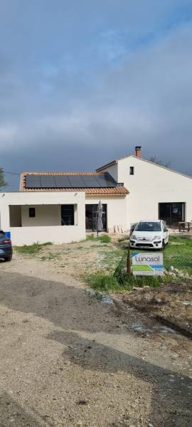 Toiture photovoltaïque avec batterie de stockage installée chez un particulier à Orange (84)
