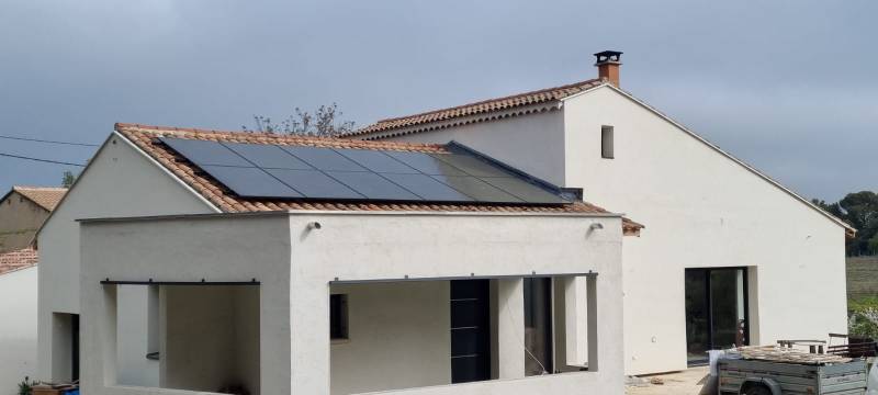 Toiture résidentielle équipée de panneaux photovoltaïques à L’Isle-sur-la-Sorgue