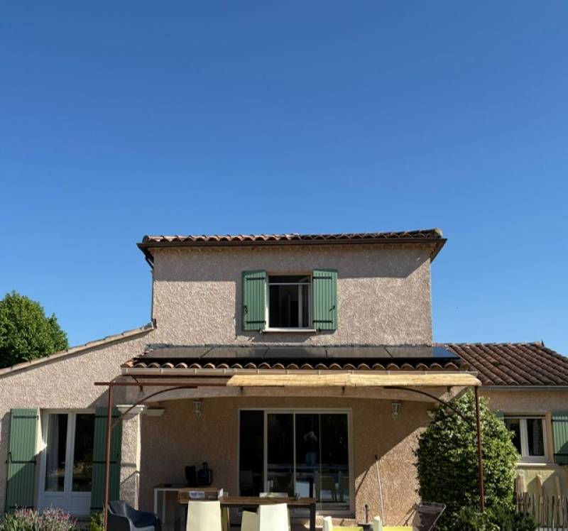 Toiture équipée de panneaux photovoltaïques à Nyons pour famille avec enfants