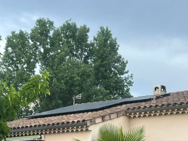 Intégration de panneaux photovoltaïques dans une toiture rénovée à Montélimar
