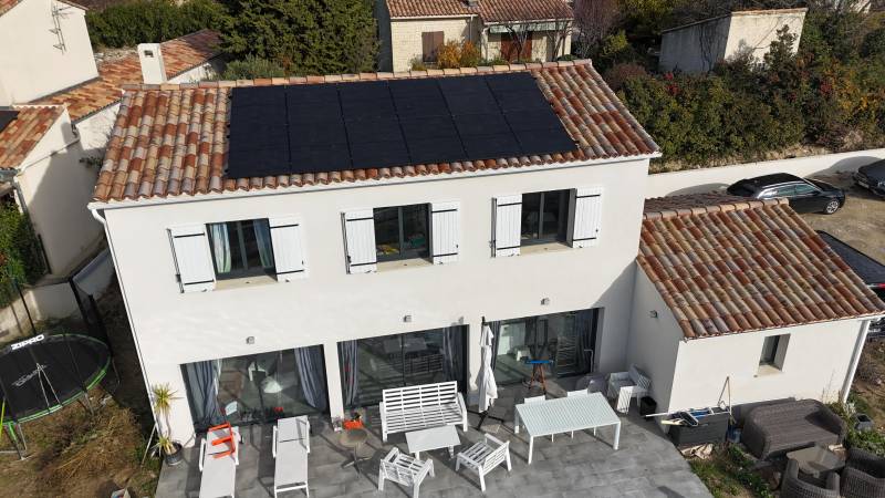 Installation de 12 panneaux photovoltaïques 425wc full black + batterie virtuelle Mylight à Bédoin proche de Carpentras lunzsol.fr