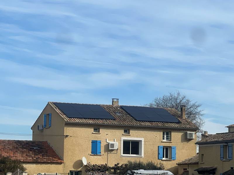 Installation de panneaux solaires photovoltaïques pour particulier à Séguret (Vaucluse 84).