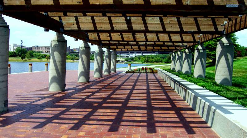 Carport photovoltaïque autoporté pour maison de vacances en location à forte valeur ajoutée dans le Vaucluse