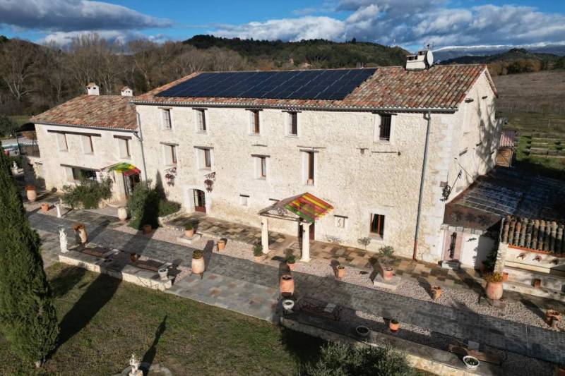 Panneaux solaires intégrés sur toiture de maison à Mazan