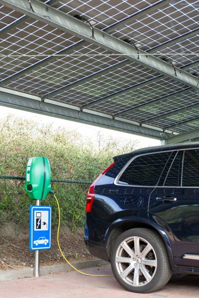 Carport photovoltaïque sur plateforme logistique dans la Drôme, une stratégie verte pour les entreprises engagées