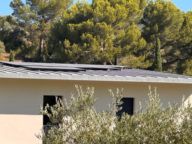 Installation de 11 panneaux solaires bifaciaux MyLight sur toiture résidentielle à Pernes-les-Fontaines (84), pour une autoconsommation optimisée