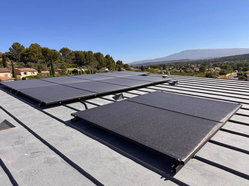 Pose de panneaux photovoltaïques garantis 25 ans sur toiture résidentielle à Carpentras, installation certifiée par Lunasol