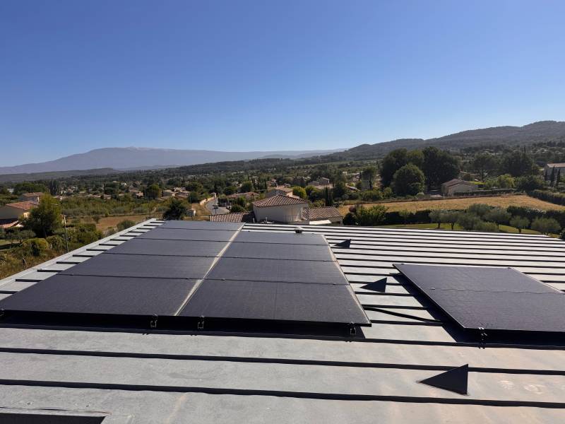 Installation solaire esthétique pour foyer écoresponsable à Nyons, réalisée par Lunasol