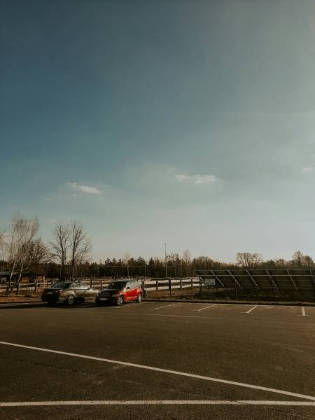 Carport photovoltaïque design pour maison écologique dans le Vaucluse, en parfaite harmonie avec l’environnement