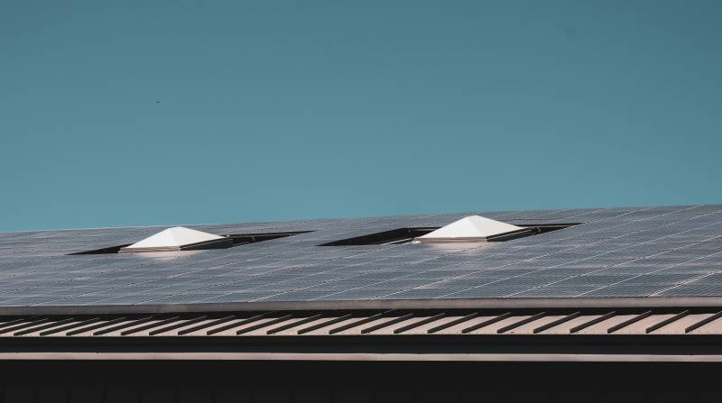 Toiture équipée de panneaux solaires dans une maison secondaire à Grillon