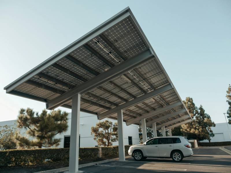  installation de carports solaires modernes pour partculier à Sorgues