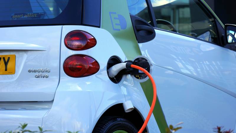 Installation bornes de recharge performantes pour entreprises à Orange signée Lunasol