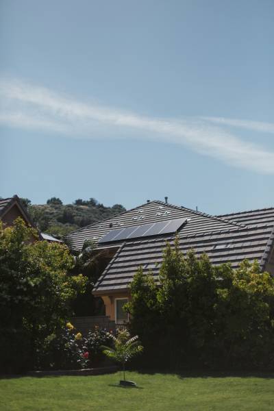 Toiture équipée de panneaux solaires à Avignon – une intégration parfaite pour une maison éco-performante