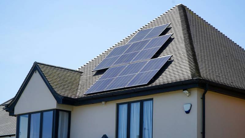 Installation solaire sur toiture étroite d’une maison de village