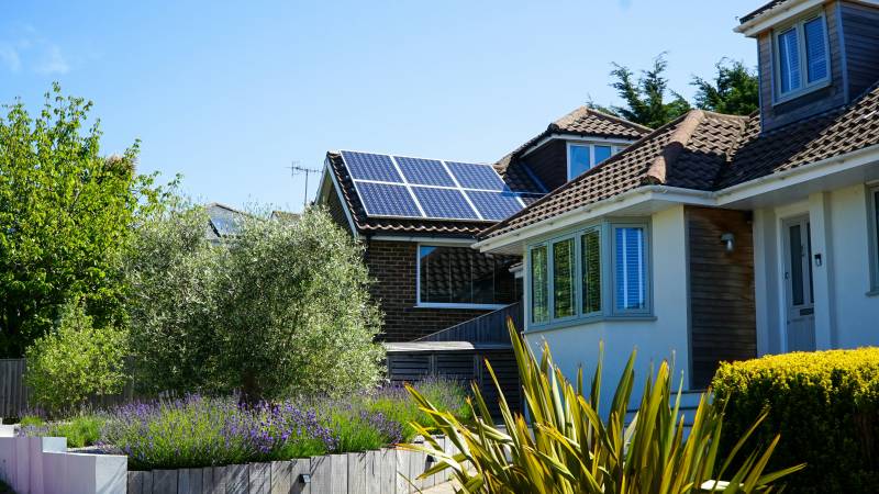 un client satisfait surveille sa production solaire depuis l’application mobile connectée à son installation.